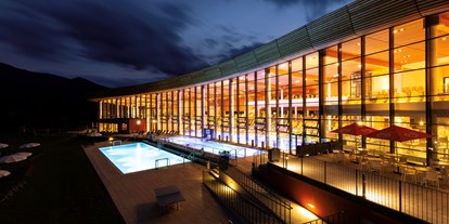 Familienhotel - Pools: Außenpool beheizt - Salzkammergut - GrimmingTherme abends - Aldiana Club Salzkammergut & GrimmingTherme