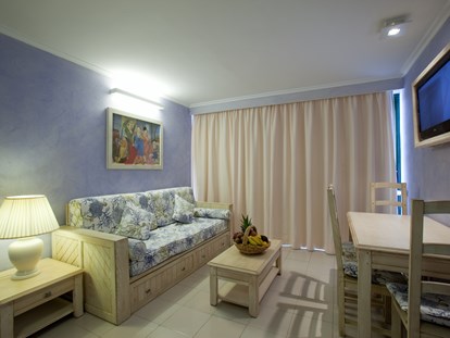 Familienhotel - Umgebungsschwerpunkt: Meer - Spanien - Appartment Hooky Royal (Wohnzimmer) - Royal Son Bou Family Club