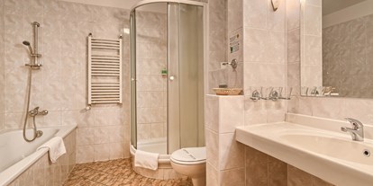 Familienhotel - Pools: Außenpool nicht beheizt - Pec pod Snezkou - Bad mit Dusche und Badewanne - WELLNESS HOTEL BABYLON