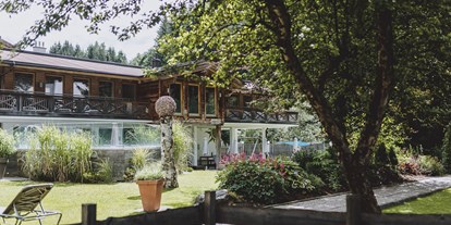 Familienhotel - Ausritte mit Pferden - Salzburg - Garten mit Liegen - ALL INCLUSIVE Hotel DIE SONNE