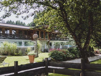 Familienhotel - Umgebungsschwerpunkt: Berg - Pinzgau - Garten mit Liegen - ALL INCLUSIVE Hotel DIE SONNE