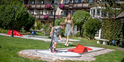 Familienhotel - Pools: Sportbecken - Ramsau (Bad Goisern am Hallstättersee) - hauseigene Minigolfanlage  - Ebner's Waldhof am See