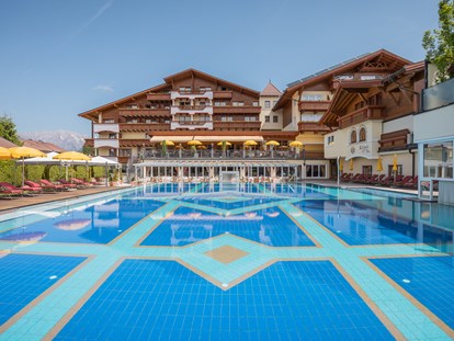 Familienhotel - Ausritte mit Pferden - Längenfeld - Aussenansicht Pool - Alpenpark Resort Seefeld