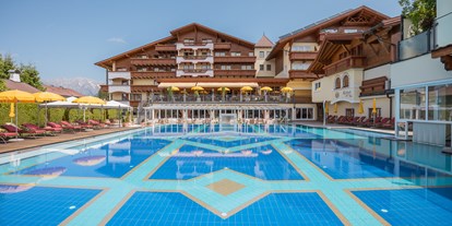 Familienhotel - Ausritte mit Pferden - Tirol - Aussenansicht Pool - Alpenpark Resort Seefeld