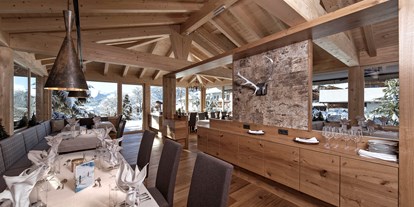 Familienhotel - Pools: Innenpool - Tiroler Oberland - Genießen im Sonnenpavillon - Hotel Chesa Monte ****S