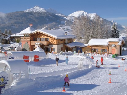 Familienhotel - Umgebungsschwerpunkt: am Land - Österreich - unsere Confetti Alm mit der Tiroler Skischule - Tirolerhof Familotel Zugspitze