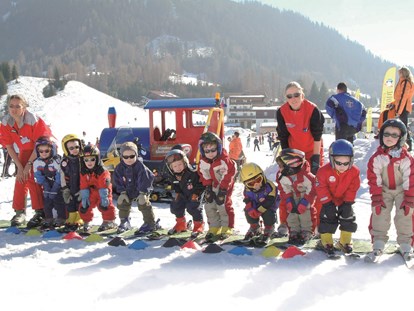 Familienhotel - Kinderbetreuung in Altersgruppen - Kühtai - so macht Skifahren Spaß - Tirolerhof Familotel Zugspitze