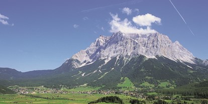 Familienhotel - Ausritte mit Pferden - Tirol - das Wettersteinmassiv mit der Zugspitze - Tirolerhof Familotel Zugspitze