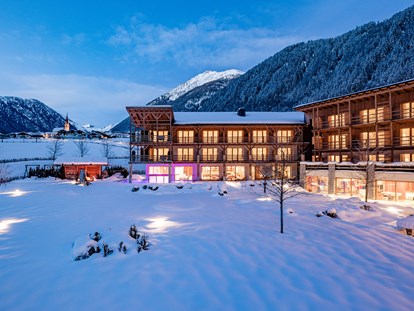 Familienhotel - Umgebungsschwerpunkt: Fluss - St. Leonhard in Passeier - Hotel (Außenansicht) Winter - Hotel Masl