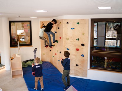 Familienhotel - Kinderbetreuung in Altersgruppen - Roßleithen - 250m² Indoorspielbereich "Donki-Club" mit Kletterwand - Bliems Familienhotel**** Schladming