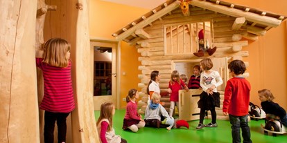 Familienhotel - Suiten mit extra Kinderzimmer - Serfaus - Spiel und Spaß in"Zwärg Bartlis Reich" - Der Kleinwalsertaler Rosenhof