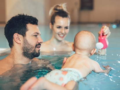 Familienhotel - Pools: Infinity Pool - Kitzbühel - Baby-Schwimmen - POST Family Resort