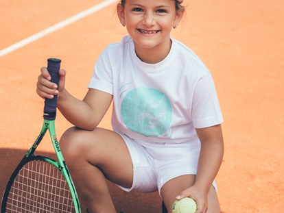 Familienhotel - Kinderbetreuung in Altersgruppen - Walchsee - 2 Tennisplätze, Tennis-Kurse - POST Family Resort