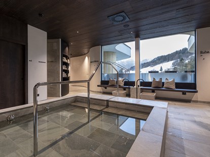 Familienhotel - Umgebungsschwerpunkt: Berg - Kitzbühel - DACH Spa Kneippbecken - POST Family Resort