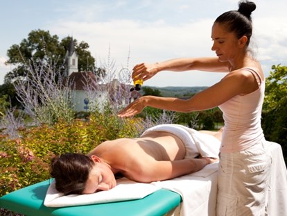 Familienhotel - Verpflegung: Frühstück - Steiermark - Open Air Massage im Ballonhotel - Ballonhotel