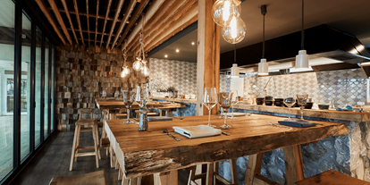 Familienhotel - Umgebungsschwerpunkt: Meer - Sitzplätze und die Showküche des Restaurant Isfjord - Wikingerresort Dampland