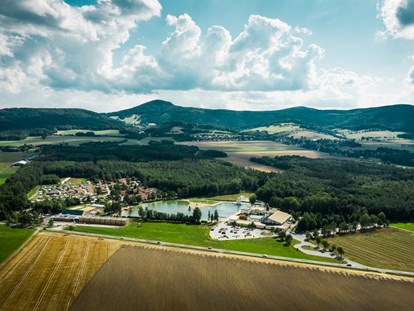 Familienhotel - Garten - Blick auf den Ferienpark und das Zittauer Gebirge - Trixi Ferienpark Zittauer Gebirge