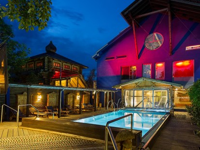Familienhotel - Pools: Innenpool - Außenbecken Badegärten - Hotel Am Bühl