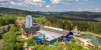 Familienhotel - Umgebungsschwerpunkt: Berg - Deutschland - Außenansicht Badegärten und Hotel - Hotel Am Bühl