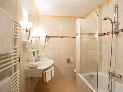 Familienhotel - Umgebungsschwerpunkt: Berg - Großarl - Badezimmer mit Wanne - Familienhotel Auhof