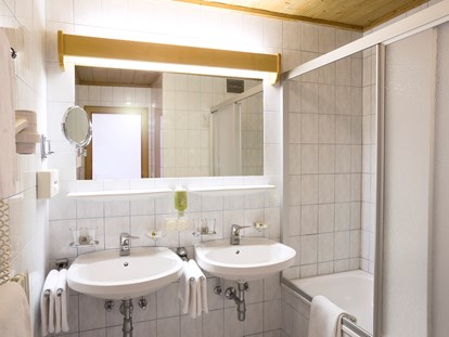 Familienhotel - Streichelzoo - Schladming - Badezimmer mit 2 Waschbecken - Familienhotel Auhof