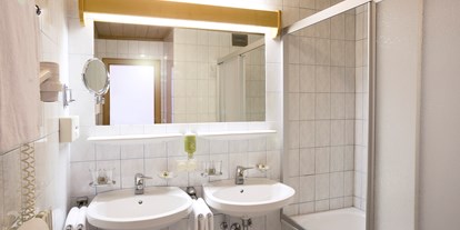 Familienhotel - Ausritte mit Pferden - Salzburg - Badezimmer mit 2 Waschbecken - Familienhotel Auhof