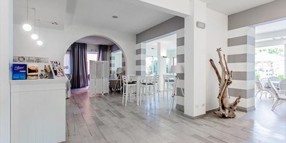 Familienhotel - Suiten mit extra Kinderzimmer - Lido di Classe - Eingangsbereich im Hotel - Hotel Nettuno
