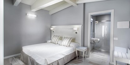 Familienhotel - Suiten mit extra Kinderzimmer - Torre Pedrera di Rimini - Helles Zimmer mit Doppelbett - Hotel Nettuno