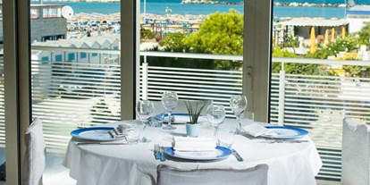 Familienhotel - Pools: Außenpool beheizt - Ravenna - Restaurant mit Meerblick - Hotel Nettuno