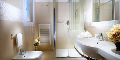 Familienhotel - Suiten mit extra Kinderzimmer - Lido di Classe - Badezimmer mit großer Dusche - Hotel Nettuno