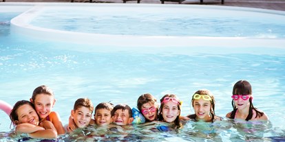 Familienhotel - Teenager-Programm - Riva Del Garda - Fabilia Family Hotel Polsa - Trentino Südtirol überdachter Pool - Family Hotel Polsa