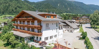 Familienhotel - Tennis - Gsieser Tal - Hotelansicht  - Dolomit Family Resort Alpenhof