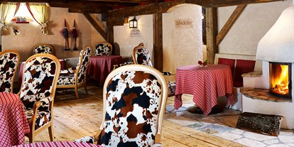 Familienhotel - bewirtschafteter Bauernhof - Kuhstall (Aufenthaltsraum) - Dolomit Family Resort Alpenhof