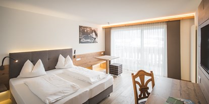 Familienhotel - Spielplatz - Trentino-Südtirol - Suite mit Balkon - Dolomit Family Resort Alpenhof