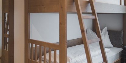 Familienhotel - bewirtschafteter Bauernhof - Südtirol - Suite mit Balkon - Dolomit Family Resort Alpenhof