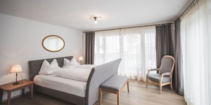 Familienhotel - bewirtschafteter Bauernhof - Suite mit Balkon - Dolomit Family Resort Alpenhof