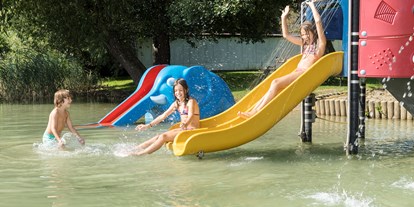 Familienhotel - Schwimmkurse im Hotel - Kärnten - Wasserrutsche ins seichte Wasser - Baby + Kinderhotel Sonnelino