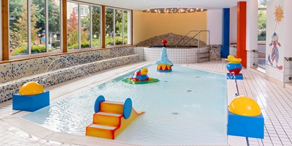 Familienhotel - Schwimmkurse im Hotel - Kärnten - Indoor Beach mit Whirlpool - Baby + Kinderhotel Sonnelino