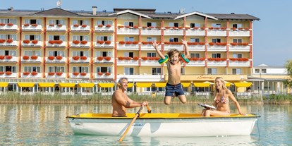 Familienhotel - Schwimmkurse im Hotel - Kärnten - Mit dem Ruderboot über den See. Zum Ausleihen direkt im Hotel. - Baby + Kinderhotel Sonnelino