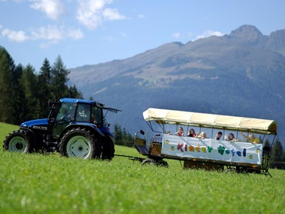 Familienhotel - Umgebungsschwerpunkt: See - Österreich - Ausfahrt mit dem Traktor - Familienhotel Kreuzwirt