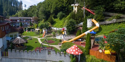 Familienhotel - Schwimmkurse im Hotel - Österreich - Smileys Kinderhotel Outdoor Spielplatz  - Smileys Kinderhotel 