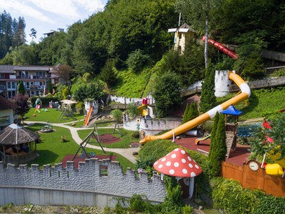 Familienhotel - Umgebungsschwerpunkt: Fluss - Österreich - Smileys Kinderhotel Outdoor Spielplatz  - Smileys Kinderhotel 