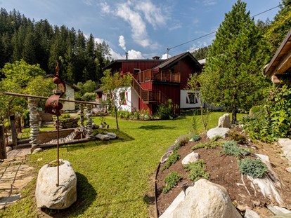 Familienhotel - Skikurs direkt beim Hotel - Österreich - Smileys Fluss Chalet mit Garten  - Smileys Kinderhotel 