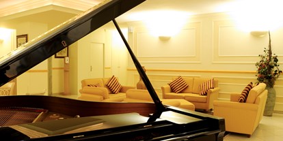 Familienhotel - Umgebungsschwerpunkt: Meer - Ligurien - Klavier in der Lobby - Hotel Villa Ida