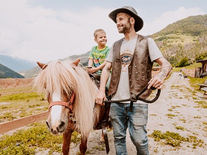 Familienhotel - Kinderbetreuung in Altersgruppen - Trentino-Südtirol - Ponyreiten mit Cowboy Andrea!  - Hotel Bergschlössl