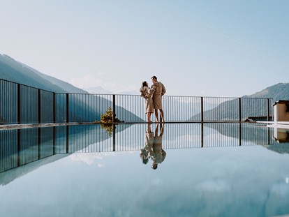 Familienhotel - Pools: Außenpool beheizt - Italien - Naturstein Panoramapool - Hotel Bergschlössl