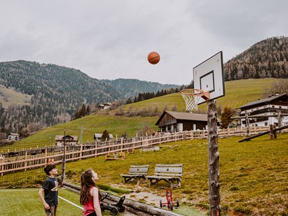 Familienhotel - bewirtschafteter Bauernhof - Ehrenburg (Trentino-Südtirol) - Basketpall Outdoor Spaß! - Hotel Bergschlössl