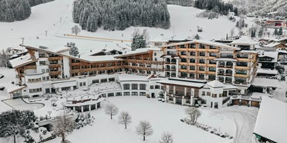Familienhotel - Umgebungsschwerpunkt: am Land - Tiroler Unterland - Außenansicht Winter - Sporthotel Ellmau
