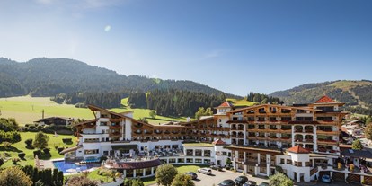 Familienhotel - Umgebungsschwerpunkt: Berg - Kitzbühel - Außenansicht Sommer - Sporthotel Ellmau