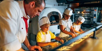 Familienhotel - Skilift - Keutschach - Pizzabackkurs für Kinder in Trattlers Einkehr - Hotel GUT Trattlerhof & Chalets****